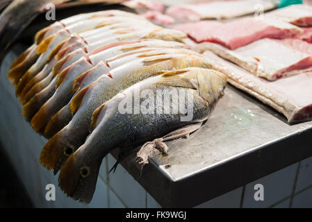 Tutta la vendita pavone basso al mercato del pesce Foto Stock