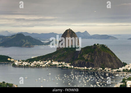 Il Pan di Zucchero e Colle Urca - Baia di Botafogo nella baia di Guanabara Foto Stock