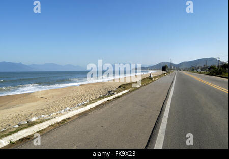 Rio-Santos autostrada BR-101 nel tratto di spiaggia in Massaguacu Caraguatatuba Foto Stock