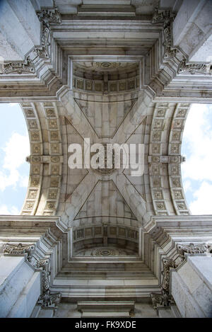 Arco di Augusta Street nell'ala nord di Praca Comercio Foto Stock