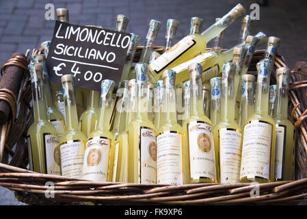 Limoncello - tpica bere della regione Sicilia Foto Stock