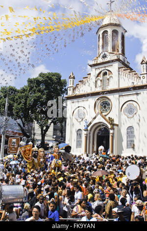 Festa di San Benedetto - folla davanti a Sao Benedito Chiesa Foto Stock