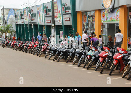 Moto parcheggiate su Avenida Joao Lima Canon - viale principale della città Foto Stock