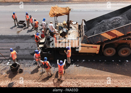 I lavoratori in opere di pavimentazioni su autostrada Cuiaba-Santarem BR 163 Foto Stock