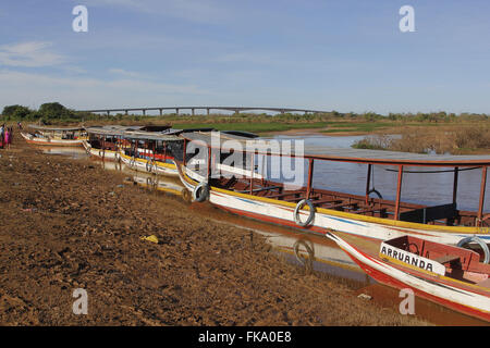 Attraversando il canal barche sulla riva del Rio Sao Francisco con ponte Gercino incidentali di coniglio Foto Stock