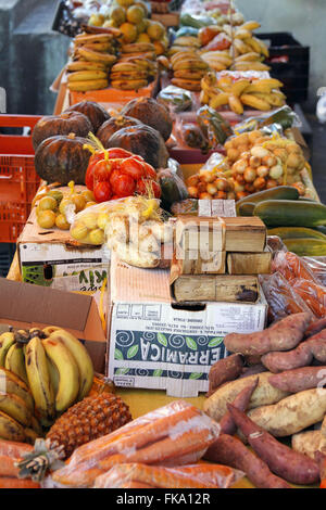 Consiglio di verdura e frutta per la vendita al Mercato Comunale Foto Stock