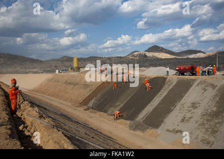 Applicazione di cemento di suolo nel canale di Sao Francisco fiume trasposizione - Lotto 3 Foto Stock