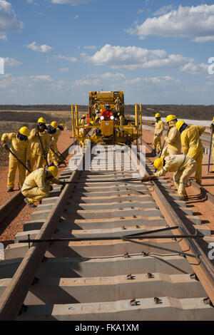 Le attrezzature della posa delle rotaie sulle traversine nel lavoro della ferrovia Transnordestina Foto Stock