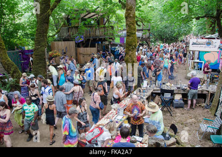 Visitatori vagare attraverso uno dei tanti vicoli boscose un Oregon Country Fair Foto Stock