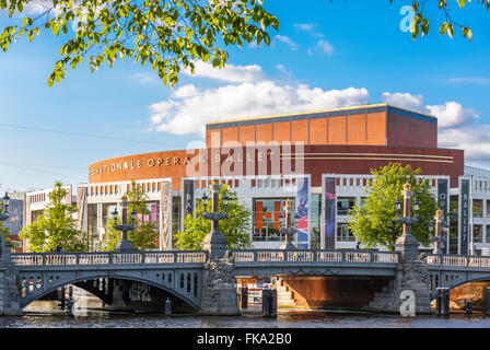 Il Muziektheater di Amsterdam o Dutch National Opera teatro edificio sul fiume Amstel con il Blauwbrug, Blue Bridge. Foto Stock