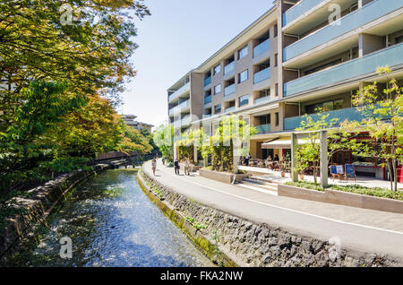 Edificio moderno lungo la parte interna della città banca del Fiume Shirakawa nei pressi di Niomon Dori road, Kyoto, Giappone Foto Stock