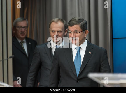 Bruxelles, Belgio. 08 Mar, 2016. Conferenza stampa di Donald Tusk (C) e PM turco Ahmet Davutoglu (R) e Presidente Commissione europea Jean-Claude Junker dopo l'UE-Turchia Vertice, gli Stati membri UE hanno un accordo con la Turchia per fermare il flusso di rifugiati verso l'Europa. Credito: Jonathan Raa/Pacific Press/Alamy Live News Foto Stock