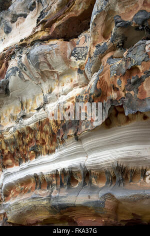 Strati colorati di pietra arenaria noto come arenaria lapias Catimbau nel Parco Nazionale Foto Stock