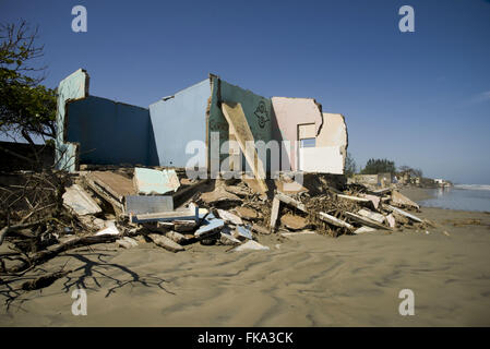 Case vacanza sulla spiaggia distrutto dalla marea avanzante su Long Island Foto Stock