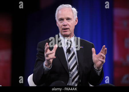 Stati Uniti Il senatore Ron Johnson del Wisconsin indirizzi annuali di conservatore americano Unione CPAC conferenza presso il Porto Nazionale Marzo 3, 2016 in Oxon Hill, Maryland. Foto Stock