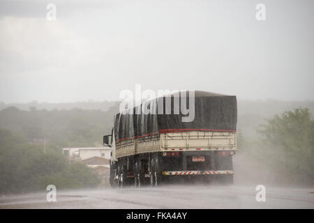 Carrello granella in transito attraverso il territorio della BR-232 con pioggia autunnale nel Pernambuco backlands Foto Stock