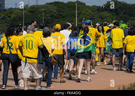 Ventole che arrivano per la partita di apertura della Confederations Cup di Brasilia Foto Stock