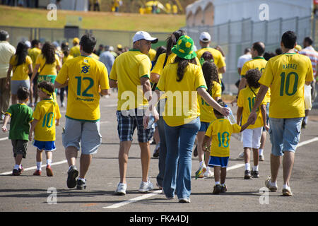 Ventole che arrivano per la partita di apertura della Confederations Cup di Brasilia Foto Stock