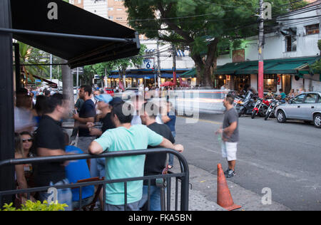 Il movimento nel bar all'intersezione della strada Mourato Bunny con glitter Street - Vila Madalena Foto Stock