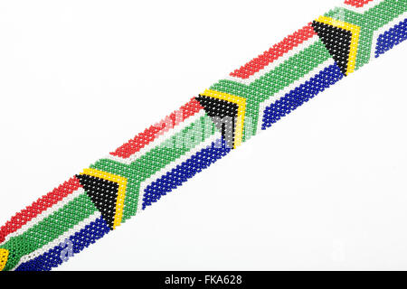 Close up Studio shot Zulu filettato perline nei colori del Sud Africana di bandiera su bianco Foto Stock