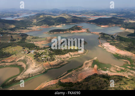 Vista aerea della diga Jaguari - formata da Jaguari Jacarei e fiumi in forte periodo di siccità Foto Stock