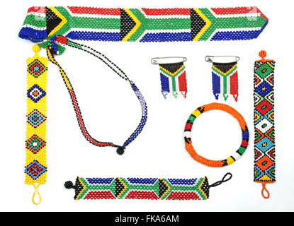 Al di sopra di vista di studio shot di varietà di cordone Zulu lavorare filettato in bracciali e bandiere su bianco Foto Stock