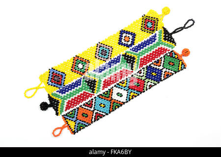 Al di sopra di vista di studio shot di tre Zulu di perline bracciali filettate in colori luminosi su bianco Foto Stock