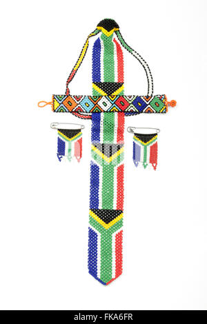 Studio shot sopra vista di colore luminoso perle Zulu filettate in Sud Africa i colori di bandiera su bianco Foto Stock