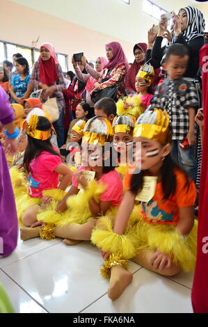 Danzando e cantando kids contest di Jakarta, Indonesia Foto Stock