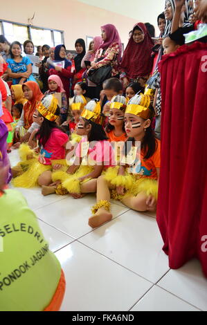 Danzando e cantando kids contest di Jakarta, Indonesia Foto Stock