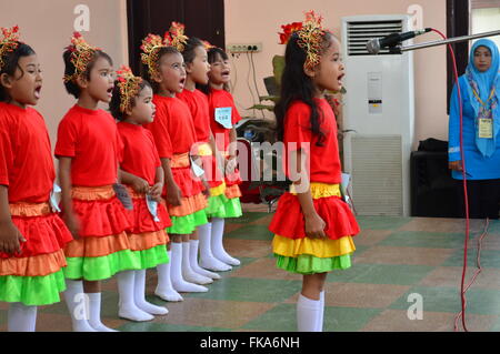 Danzando e cantando kids contest di Jakarta, Indonesia Foto Stock