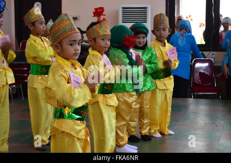 Danzando e cantando kids contest di Jakarta, Indonesia Foto Stock