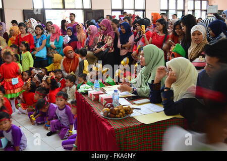 Danzando e cantando kids contest di Jakarta, Indonesia Foto Stock