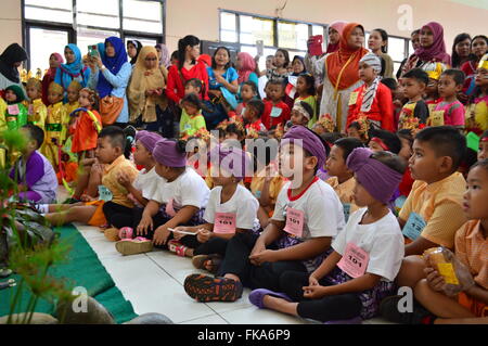 Danzando e cantando kids contest di Jakarta, Indonesia Foto Stock