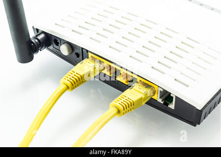 Close up shot wireless router su isolare lo sfondo bianco. Foto Stock