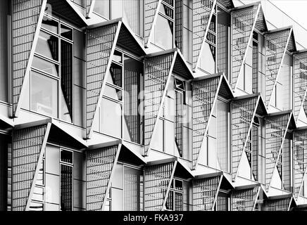 Milton Keynes il quadrante costruzione astratta. Milton Keynes, Buckinghamshire, Inghilterra. In bianco e nero Foto Stock