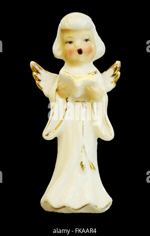 La figura little angel leggendo la Bibbia libro con sfondo bianco Foto Stock