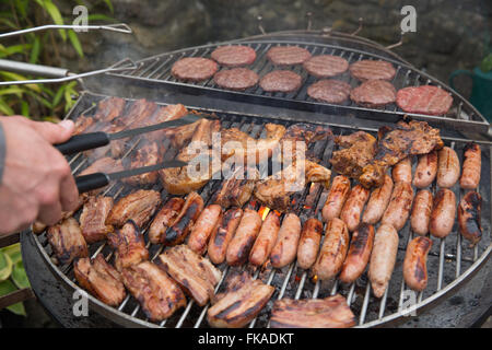 Per grigliare carne sul barbecue, NotonFest, Milborne Port, Somerset, Inghilterra, Regno Unito Foto Stock