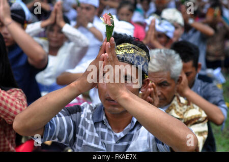 8 marzo 2016 - Yogyakarta - indù pregano con la cerimonia di ''Agung Tawur Kesanga'' nel tempio di Prambanan, Sleman, Yogyakarta, Martedì 8 Marzo, 2016. Agung Tawur Kesanga, è una cerimonia prima del Nyepi 1938 Saka. Nyepi è una celebrazione indù osservati ogni nuovo anno secondo il calendario Balinese. Il giorno del Nyepi, gli indù a Bali e in tutta l'Indonesia che vivono in silenzio, quando gli Indù in Indonesia non sono autorizzati a lavorare, viaggiare o prendere parte ad alcuna indulgenza. Nyepi è un rinnovamento determinazione e lo spirito di apprezzamento e di pratica degli insegnamenti Trihitakara. Trihitakarana è un armonioso Foto Stock