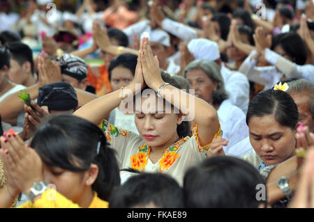 Yogyakarta, Indonesia. 8 Mar, 2016. Gli indù in preghiera presso la cerimonia ''Agung Tawur Kesanga'' nel tempio di Prambanan, Sleman, Yogyakarta, Martedì 8 Marzo, 2016. Agung Tawur Kesanga, è una cerimonia prima del Nyepi 1938 Saka. Nyepi è una celebrazione indù osservati ogni nuovo anno secondo il calendario Balinese. Il giorno del Nyepi, gli indù a Bali e in tutta l'Indonesia che vivono in silenzio, quando gli Indù in Indonesia non sono autorizzati a lavorare, viaggiare o prendere parte ad alcuna indulgenza. Nyepi è un rinnovamento determinazione e lo spirito di apprezzamento e di pratica degli insegnamenti Trihitakara. Trihitakarana Foto Stock