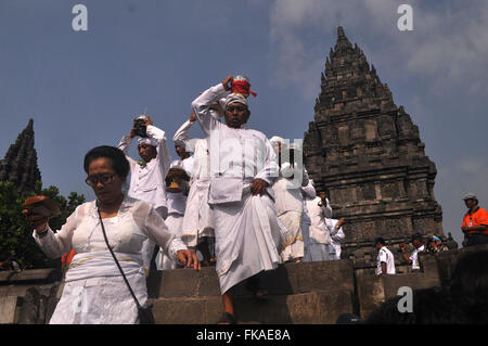 Yogyakarta, Indonesia. 8 Mar, 2016. Gli Indù non cerimonia ''Agung Tawur Kesanga'' nel tempio di Prambanan, Sleman, Yogyakarta, Martedì 8 Marzo, 2016. Agung Tawur Kesanga, è una cerimonia prima del Nyepi 1938 Saka. Nyepi è una celebrazione indù osservati ogni nuovo anno secondo il calendario Balinese. Il giorno del Nyepi, gli indù a Bali e in tutta l'Indonesia che vivono in silenzio, quando gli Indù in Indonesia non sono autorizzati a lavorare, viaggiare o prendere parte ad alcuna indulgenza. Nyepi è un rinnovamento determinazione e lo spirito di apprezzamento e di pratica degli insegnamenti Trihitakara. Trihitakarana è un harmoni Foto Stock