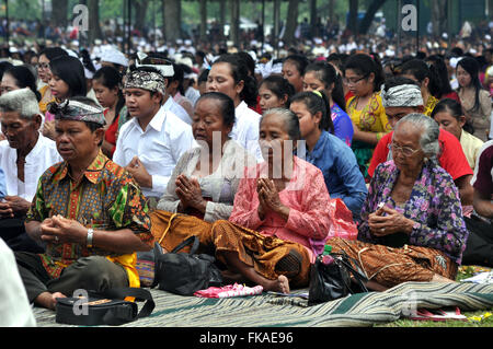 Yogyakarta, Indonesia. 8 Mar, 2016. Gli indù pregano con la cerimonia di ''Agung Tawur Kesanga'' nel tempio di Prambanan, Sleman, Yogyakarta, Martedì 8 Marzo, 2016. Agung Tawur Kesanga, è una cerimonia prima del Nyepi 1938 Saka. Nyepi è una celebrazione indù osservati ogni nuovo anno secondo il calendario Balinese. Il giorno del Nyepi, gli indù a Bali e in tutta l'Indonesia che vivono in silenzio, quando gli Indù in Indonesia non sono autorizzati a lavorare, viaggiare o prendere parte ad alcuna indulgenza. Nyepi è un rinnovamento determinazione e lo spirito di apprezzamento e di pratica degli insegnamenti Trihitakara. Trihitakarana è un Foto Stock