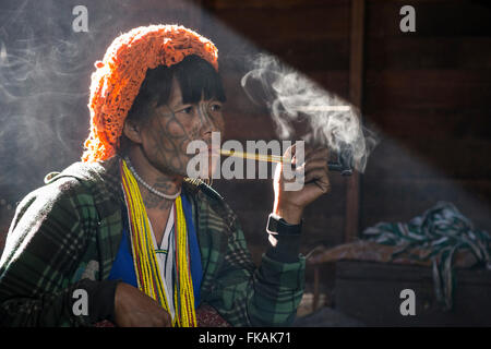 Cho mento donna fumatori, Mindat, Stato Chin Stato, Myanmar Foto Stock