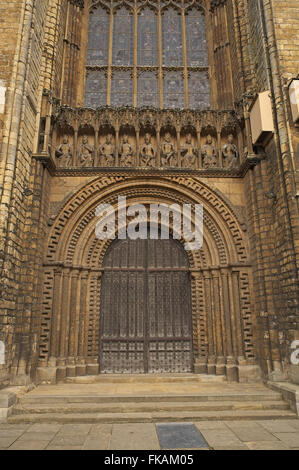 Le statue di re sopra la porta occidentale della Cattedrale di Lincoln, lincoln, lincolnshire, Inghilterra, Regno Unito. Foto Stock