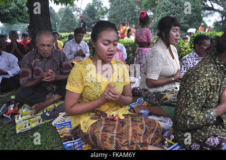 Yogyakarta, Indonesia. 8 Mar, 2016. Gli indù in preghiera presso la cerimonia ''Agung Tawur Kesanga'' nel tempio di Prambanan, Sleman, Yogyakarta, Martedì 8 Marzo, 2016. Agung Tawur Kesanga, è una cerimonia prima del Nyepi 1938 Saka. Nyepi è una celebrazione indù osservati ogni nuovo anno secondo il calendario Balinese. Il giorno del Nyepi, gli indù a Bali e in tutta l'Indonesia che vivono in silenzio, quando gli Indù in Indonesia non sono autorizzati a lavorare, viaggiare o prendere parte ad alcuna indulgenza. Nyepi è un rinnovamento determinazione e lo spirito di apprezzamento e di pratica degli insegnamenti Trihitakara. Trihitakarana Foto Stock