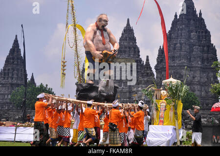 Yogyakarta, Indonesia. 8 Mar, 2016. Gli Indù non cerimonia ''Agung Tawur Kesanga'' nel tempio di Prambanan, Sleman, Yogyakarta, Martedì 8 Marzo, 2016. Agung Tawur Kesanga, è una cerimonia prima del Nyepi 1938 Saka. Nyepi è una celebrazione indù osservati ogni nuovo anno secondo il calendario Balinese. Il giorno del Nyepi, gli indù a Bali e in tutta l'Indonesia che vivono in silenzio, quando gli Indù in Indonesia non sono autorizzati a lavorare, viaggiare o prendere parte ad alcuna indulgenza. Nyepi è un rinnovamento determinazione e lo spirito di apprezzamento e di pratica degli insegnamenti Trihitakara. Trihitakarana è un harmoni Foto Stock