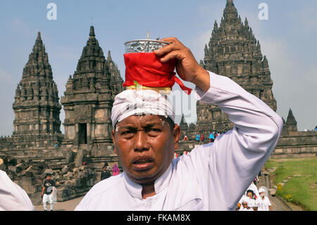 Yogyakarta, Indonesia. 8 Mar, 2016. Gli Indù non cerimonia ''Agung Tawur Kesanga'' nel tempio di Prambanan, Sleman, Yogyakarta, Martedì 8 Marzo, 2016. Agung Tawur Kesanga, è una cerimonia prima del Nyepi 1938 Saka. Nyepi è una celebrazione indù osservati ogni nuovo anno secondo il calendario Balinese. Il giorno del Nyepi, gli indù a Bali e in tutta l'Indonesia che vivono in silenzio, quando gli Indù in Indonesia non sono autorizzati a lavorare, viaggiare o prendere parte ad alcuna indulgenza. Nyepi è un rinnovamento determinazione e lo spirito di apprezzamento e di pratica degli insegnamenti Trihitakara. Trihitakarana è un harmoni Foto Stock