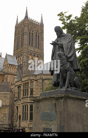 Statua di Alfred Tennyson, da g f watt, con la Cattedrale di Lincoln oltre, lincoln, lincolnshire, Inghilterra, Regno Unito. Foto Stock