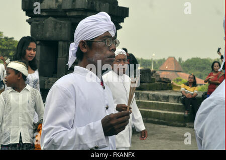 Yogyakarta, Indonesia. 8 Mar, 2016. Gli Indù non cerimonia ''Agung Tawur Kesanga'' nel tempio di Prambanan, Sleman, Yogyakarta, Martedì 8 Marzo, 2016. Agung Tawur Kesanga, è una cerimonia prima del Nyepi 1938 Saka. Nyepi è una celebrazione indù osservati ogni nuovo anno secondo il calendario Balinese. Il giorno del Nyepi, gli indù a Bali e in tutta l'Indonesia che vivono in silenzio, quando gli Indù in Indonesia non sono autorizzati a lavorare, viaggiare o prendere parte ad alcuna indulgenza. Nyepi è un rinnovamento determinazione e lo spirito di apprezzamento e di pratica degli insegnamenti Trihitakara. Trihitakarana è un harmoni Foto Stock