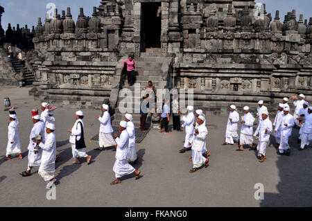 Yogyakarta, Indonesia. 8 Mar, 2016. Gli Indù non cerimonia ''Agung Tawur Kesanga'' nel tempio di Prambanan, Sleman, Yogyakarta, Martedì 8 Marzo, 2016. Agung Tawur Kesanga, è una cerimonia prima del Nyepi 1938 Saka. Nyepi è una celebrazione indù osservati ogni nuovo anno secondo il calendario Balinese. Il giorno del Nyepi, gli indù a Bali e in tutta l'Indonesia che vivono in silenzio, quando gli Indù in Indonesia non sono autorizzati a lavorare, viaggiare o prendere parte ad alcuna indulgenza. Nyepi è un rinnovamento determinazione e lo spirito di apprezzamento e di pratica degli insegnamenti Trihitakara. Trihitakarana è un harmoni Foto Stock